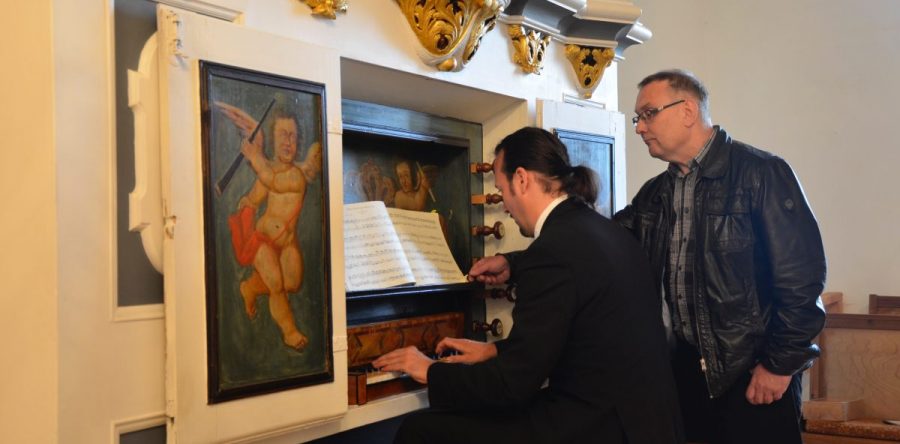 Matthias Grünert an der Orgel in Blintendorf – Kleine Orgeln sind immer wieder interessant.