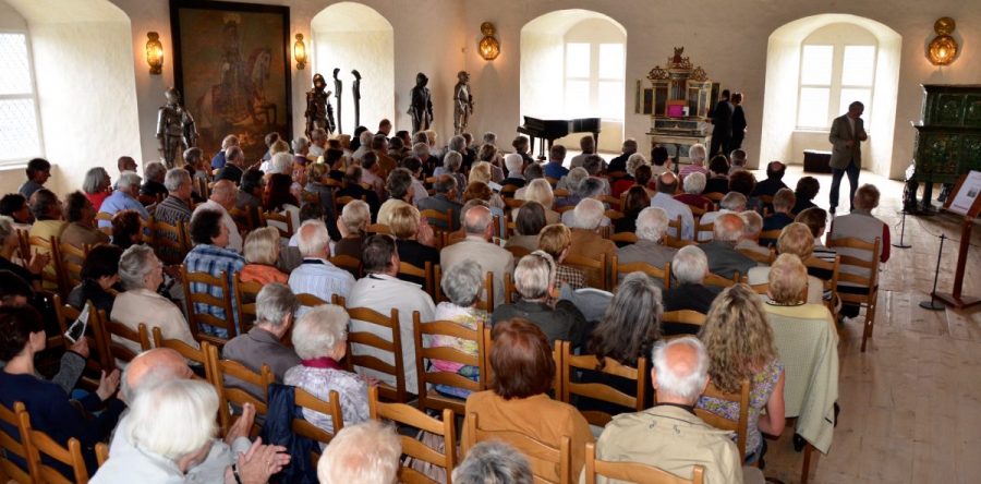 Im Rittersaal von Schloß Burgk spielt Matthias Grünert am Orgelpositiv.